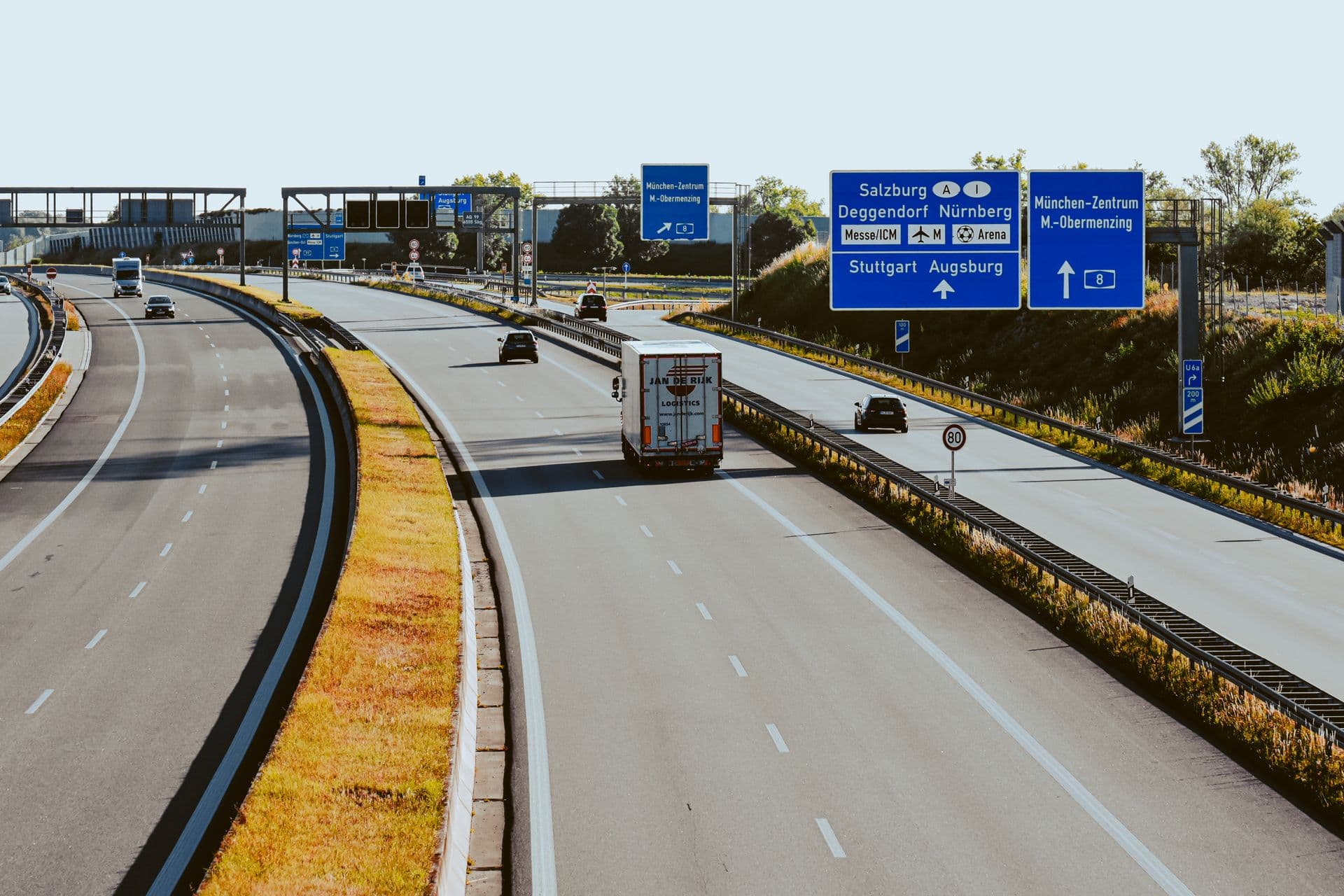 Camión de transporte internacional circulando por una autopista europea